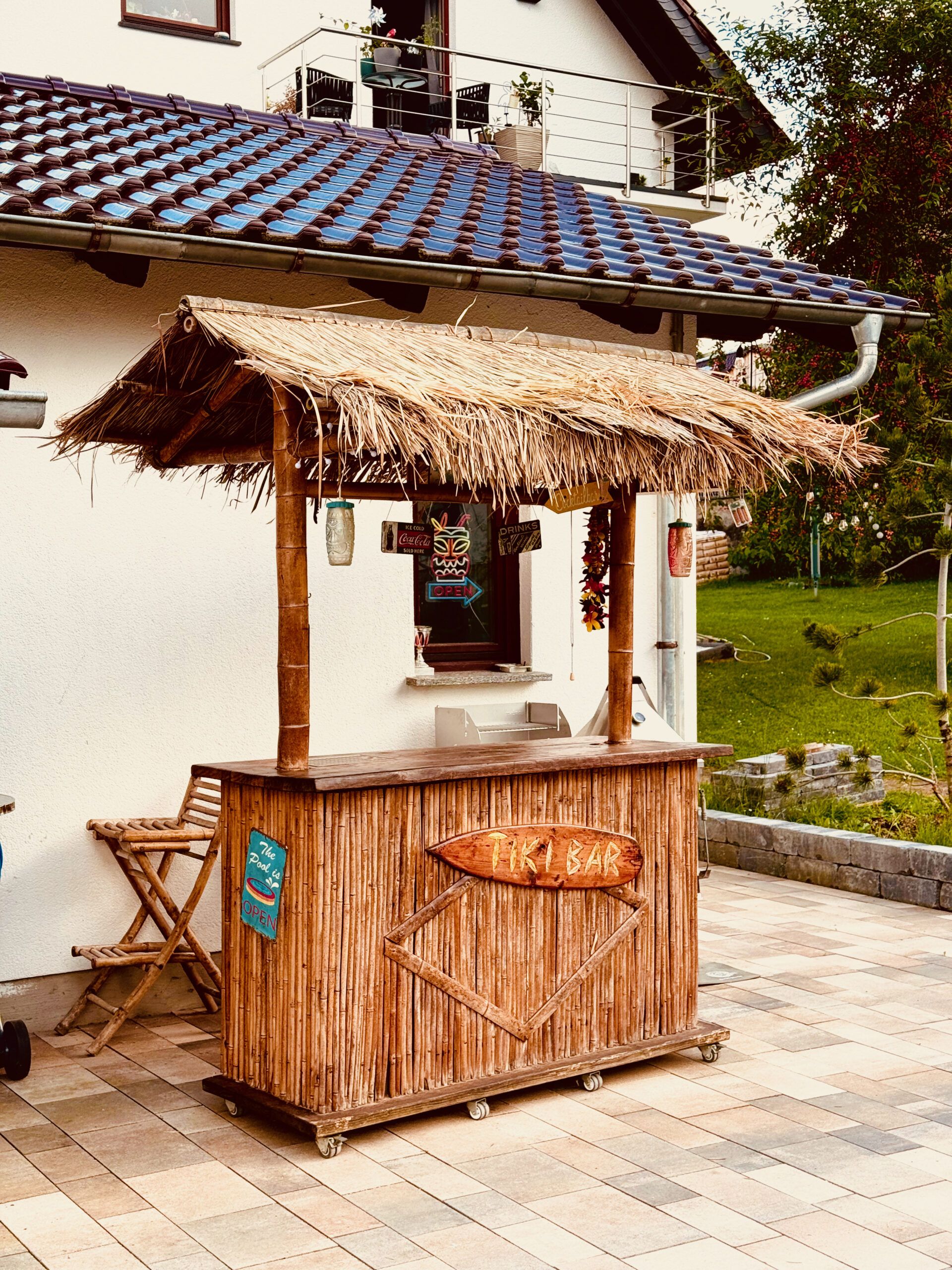 Tiki Bar mit neu eingedeckten Dach, die Palmenblatt-Matten müssen sich noch etwas legen.